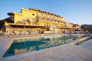 Bazén v ubytování Art Hotel Gran Paradiso nebo v jeho okolí
