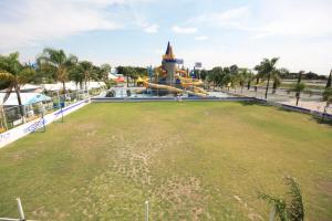 um grande campo relvado com um parque aquático em Hotel Splash Inn em Silao