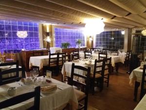 Reštaurácia alebo iné gastronomické zariadenie v ubytovaní Casa Banys L'Avellà