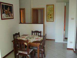 ein Esszimmer mit einem Tisch und Stühlen in einem Zimmer in der Unterkunft Ai Tre Fichi in Cedas