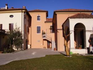 a group of buildings in a yard at Agriturismo Grillo Iole Winery in Prepotto