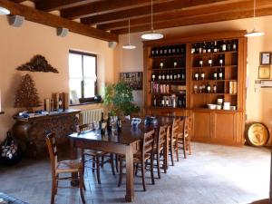 une salle à manger avec une grande table et des chaises dans l'établissement Agriturismo Grillo Iole Winery, à Prepotto