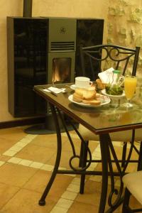 a table with a plate of food and an oven at Hotel Arabia in Albarracín