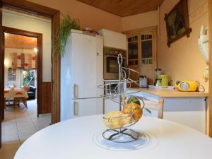 VerlaineにあるBoutique Holiday Home in Durbuy with Gardenのキッチン(白い冷蔵庫、テーブルの上にボウル付)