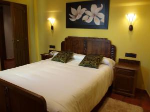 1 dormitorio con 1 cama blanca grande y 2 almohadas en Hotel Apartamento Marouco, en A Guarda