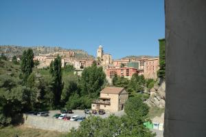 a view of a city with buildings and a parking lot at Hotel Arabia in Albarracín