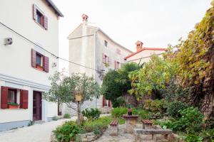 an alley with benches and trees and buildings at Apartment Castel in Bale