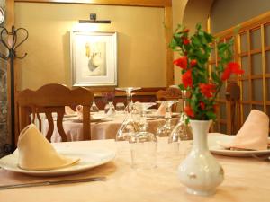Reštaurácia alebo iné gastronomické zariadenie v ubytovaní Hostal Restaurante La Muralla
