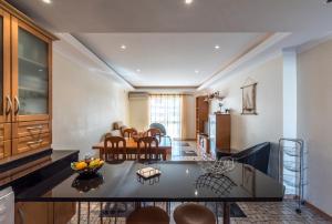 a kitchen and living room with a table and chairs at Apartamento Altura in Altura