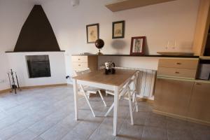 cocina con mesa de madera en una habitación en Italianway-Bligny 39, en Milán