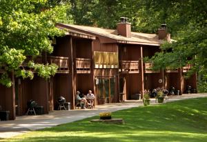 un edificio con gente sentada fuera de él en Lake Forest Resort en Eagle River