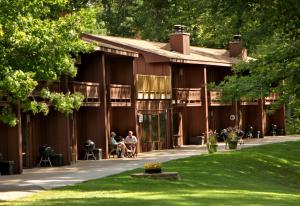 um edifício com pessoas sentadas fora dele em Lake Forest Resort em Eagle River