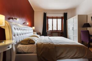 1 dormitorio con cama blanca y ventana en L'Angolo Cortese, en Roma