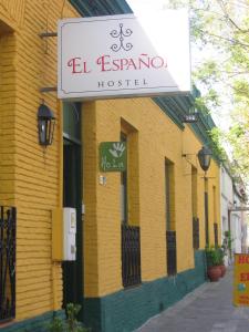 un edificio amarillo con un letrero que lee el hospital esparagon en Hostel El Español, en Colonia del Sacramento