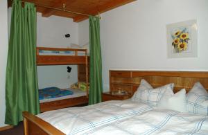 Llit o llits en una habitació de Jagerhof