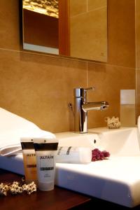 um lavatório de casa de banho com uma escova de dentes e uma chávena de café em Hotel Altaïr em Santiago de Compostela
