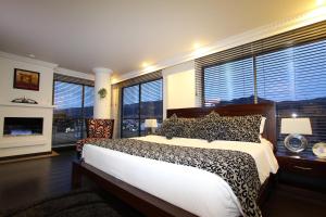 Postel nebo postele na pokoji v ubytování Hotel Suites 108 + 37 fotografií