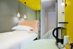 a hospital room with a bed and a table at Hotel Haussmann Saint Augustin in Paris