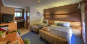 Un pat sau paturi într-o cameră la Bairnsdale Tanjil Motor Inn