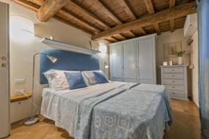 フィレンツェにあるAppartamento La Tranquillaのベッドルーム1室(青いベッド1台、青いヘッドボード付)