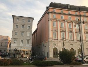 twee gebouwen naast elkaar in een straat bij Pep's Rooms by the sea in Trieste