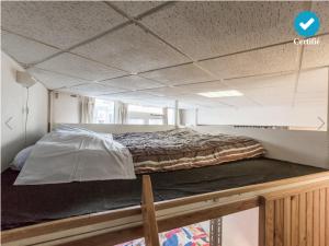 パリにあるFriendly Budget-Studio 35m2 Paris Montmartreの木製のプラットフォーム上のベッド