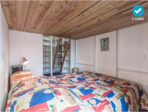パリにあるFriendly Budget-Studio 35m2 Paris Montmartreのベッドルームにカラフルな掛け布団付きのベッド1台