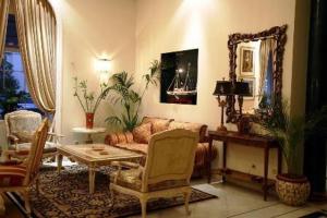 - un salon avec un canapé et une table dans l'établissement Nafsika Palace Delphi-Itea, à Itea