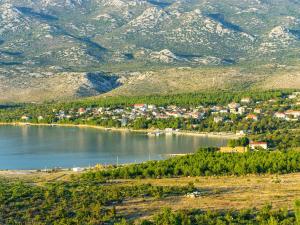 uma cidade na margem de um lago com montanhas em Vacation House Loreta em Sveti Rok