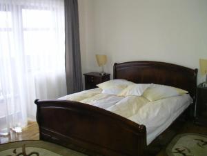 ヴァトラ・ドルネイにあるVila Iuliaのベッドルーム(白いシーツと枕付)