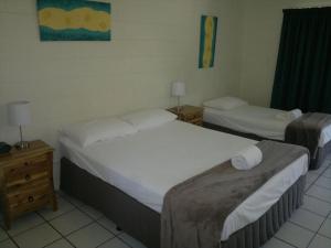Tempat tidur dalam kamar di Whitsunday on The Beach