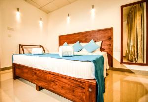 Postel nebo postele na pokoji v ubytování Heavens Door Guest Inn