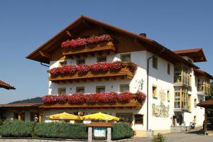 un edificio con flores a un lado. en Landgasthof Brandtner Wirt en Langdorf