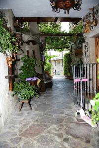 an entrance to a courtyard with plants on the wall at Appartamenti Serena - La Grotta in Gargnano