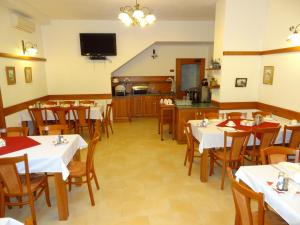Reštaurácia alebo iné gastronomické zariadenie v ubytovaní Hotel Pegas Brno