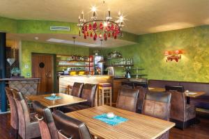 ein Restaurant mit Tischen und Stühlen und einer Bar in der Unterkunft Hotel Conti in Olomouc
