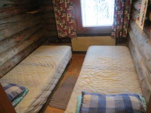 Hakamajat Cottages房間的床