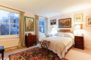 ロンドンにあるAttractive Chelsea apartment sleeps 4のベッドルーム1室(ベッド1台、大きな窓付)