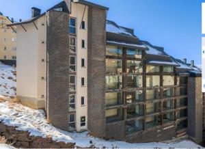 シエラネバダにあるMiramar Ski a pie de pista - Apartamento Deluxe, 4 habitacionesの雪の大きな建物