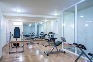 ein Fitnessstudio mit mehreren Trainingsgeräten in einem Raum in der Unterkunft Miramar Ski a pie de pista - Apartamento Deluxe, 4 habitaciones in Sierra Nevada