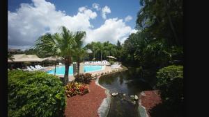 vista sulla piscina di un resort di Parkshore resort apartment a Naples