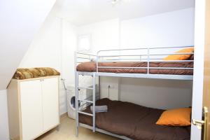 een kamer met twee stapelbedden en een kast bij Miramar Ski a pie de pista - ÁTICO DUPLEX , 4 habitaciones in Sierra Nevada +15 foto's