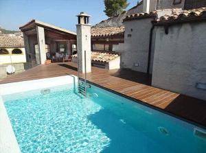 una piscina frente a una casa en Cal Fuster De La Plaça, en Sant Martí de Tous