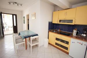 Kuchyň nebo kuchyňský kout v ubytování Apartments Nadia
