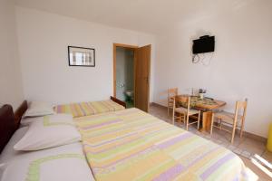 Postel nebo postele na pokoji v ubytování Apartments Nadia