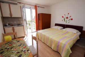 Postel nebo postele na pokoji v ubytování Apartments Nadia