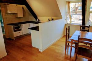 A kitchen or kitchenette at 17 Crusader House
