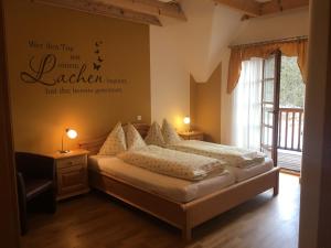 A bed or beds in a room at Hopfenhof
