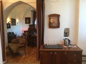 sala de estar con mesa y espejo en Gothic House Apartments, en Kremnica