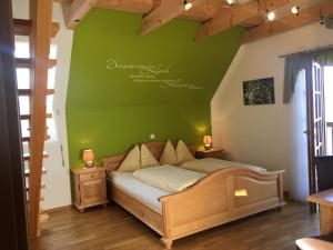 A bed or beds in a room at Hopfenhof